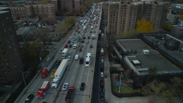 市内をリード忙しい高架マルチレーン高速道路の高角度ビュー 傾斜アップ近代的な高層ビルを明らかにする 米国ニューヨーク市 — ストック動画