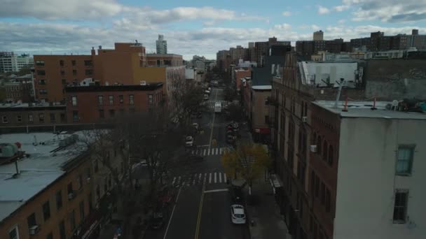 Εμπρός Πετούν Πάνω Από Κατοικημένη Αστική Γειτονιά Κυκλοφορία Δρόμους Και — Αρχείο Βίντεο