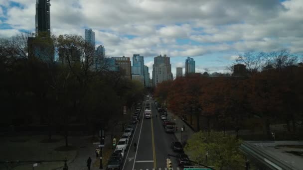 街や秋の色の木の通りの空中映像 救急車や道路を走行する他の車 近代的な高層ビルを背景に 米国ニューヨーク市 — ストック動画