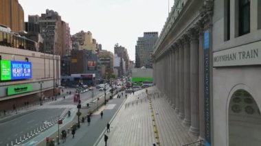Sonbahar günü Manhattan 'daki 8. Cadde' nin hava manzarası. Moynihan Tren Salonu 'nun merdivenlerinden yukarı uç. New York City, ABD.