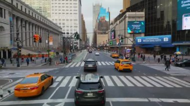 Forwardlar ünlü Madison Square Garden çevresinde sokağın üzerinde uçar. Düşük uçuşlu takip arabaları. New York City, ABD.
