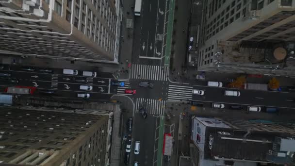 Parks Yol Kavşağını Geçerken Tepeden Inen Görüntüleri Şehirdeki Yüksek Binalar — Stok video