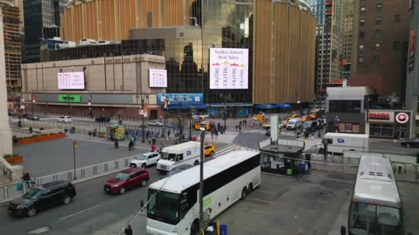 Carros Cruzamento Estrada Cidade Perto Famoso Madison Square Garden Vida — Vídeo de Stock