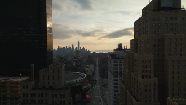 Napnyugtakor Magasan Fekvő Épületek Között Repülnek Előre Metropolisban Alsó Manhattan — Stock videók