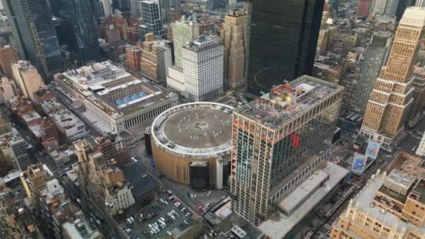 大都市の建物の高角度ビュー 有名な多機能屋内アリーナマディソンスクエアガーデンの円筒構造 米国ニューヨーク市 — ストック動画