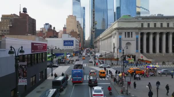 Leć Nad Zatłoczonym Skrzyżowaniem Centrum Manhattanu Historyczny Budynek Moynihan Train — Wideo stockowe