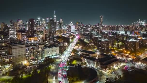 Adelante Vuelan Por Encima Metrópolis Moderna Con Rascacielos Iluminados Carretera — Vídeos de Stock