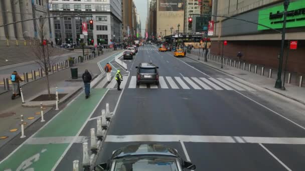 前方の都市の通りで車の運転の追跡や交通信号で停止します 道路を横断する歩行者 米国ニューヨーク市 — ストック動画