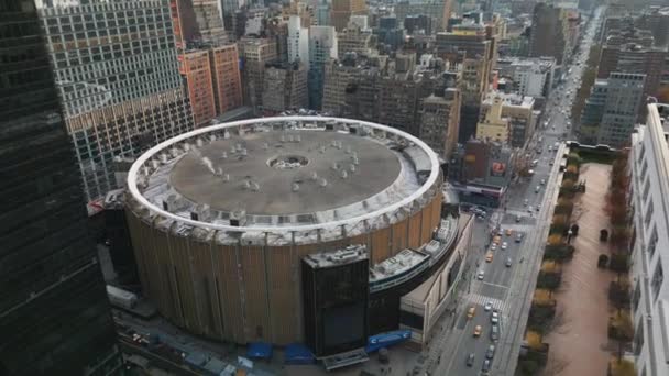 Αεροφωτογραφία Του Διάσημου Madison Square Garden Που Περιβάλλεται Από Ψηλά — Αρχείο Βίντεο