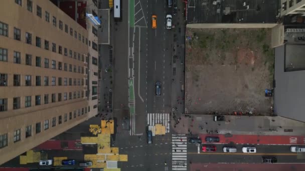 Şehrin Caddelerindeki Trafik Manzarası Kavşaktan Geçen Arabaların Izini Sürüyorum New — Stok video