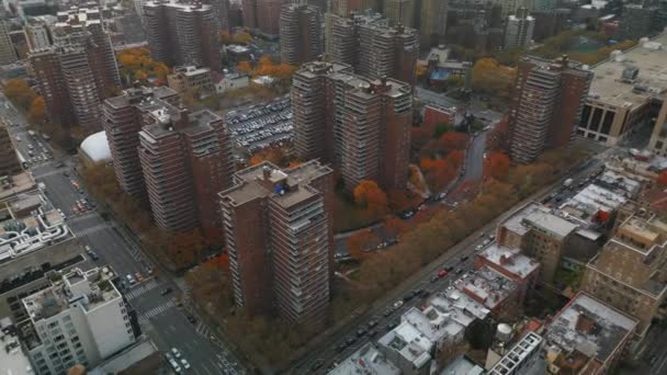 城市居民小区多层公寓楼的高角景观 街道两旁的秋天彩树 New York City Usa — 图库视频影像