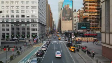 Büyük şehirde hayatın havadan görünüşü. Kalabalık sokaklar ve şehir merkezindeki kaldırımlarda çok katlı bütçelerle yürüyen insanlar. New York City, ABD.