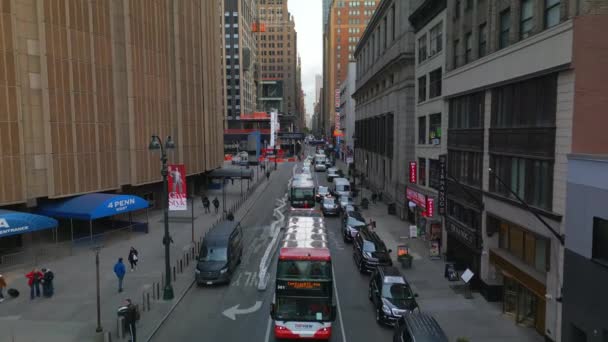 Egy Sor Várakozó Jármű Keskeny Utcában Manhattan Belvárosában Lévő Többszintes — Stock videók