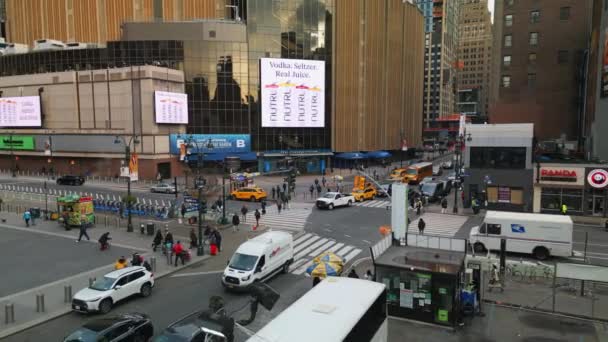 Şehir Merkezindeki Madison Square Garden Kavşaktaki Araç Yayaların Yüksek Görüntüsü — Stok video