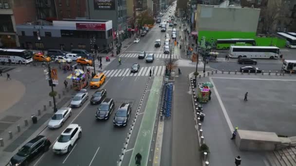 市中心通过公路交叉口的车辆的高角度视图 倾斜的地方可以看到沿着一条长长的直街的多层公寓楼 New York City Usa — 图库视频影像