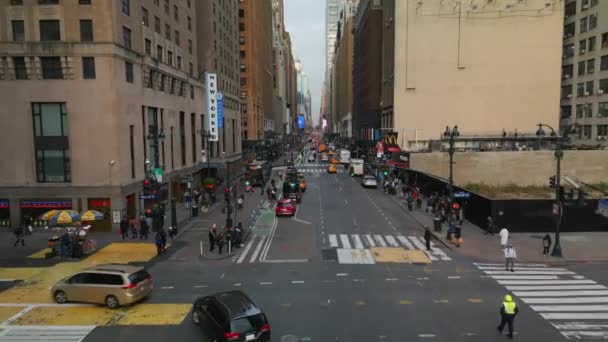 Előre Repülnek Utca Felett Nagyvárosban Jármű Halad Kereszteződések Gyalogosok Sétál — Stock videók