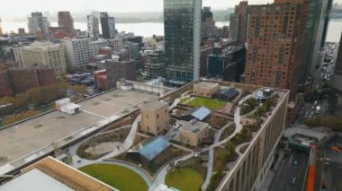 Şehir merkezindeki çok katlı binaların üzerinde uçun. Rahatlama bölgesi olan çatı parkı. New York City, ABD.