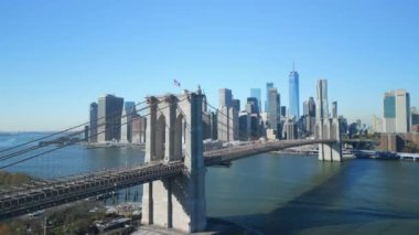 Brooklyn köprüsünün hava yükselen görüntüleri ve arka planda ikonik Manhattan gökdelenleri. Güneşli bir günde metropolün şehir manzarası. New York City, ABD.