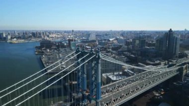 Manhattan Köprüsü 'nün ve East River rıhtımındaki endüstriyel tesislerin havadan görüntüsü. New York City, ABD.
