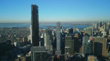 Brooklyn şehir merkezindeki yüksek modern gökdelenlerin manzarası. Güneşli bir günde Metropolis 'in havadan panoramik görüntüsü. New York City, ABD.