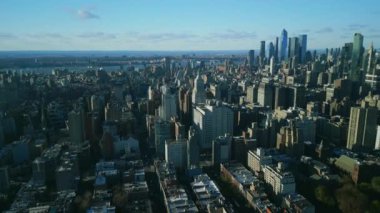 Arka planında modern gökdelenler olan Metropolis 'in hava panoramik görüntüleri. New York City, ABD.