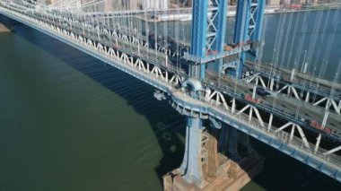 Manhattan Köprüsü 'nün çelik sütununu destekleyen hava indirme görüntüleri. East River üzerindeki yol ve demiryolu köprüsü. New York City, ABD.