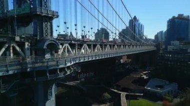 Manhattan Köprüsü 'nün köprü güvertesinde uçun. Metro treninin yol altında gidişinin izini sürüyorum. New York City, ABD.