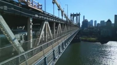 Manhattan Köprüsü 'nü geçip Brooklyn' e giden metronun izini sürüyorum. Köprü güvertesi boyunca sıkı uçun. New York City, ABD.