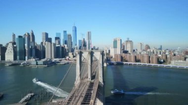 East River 'ı kaplayan Brooklyn Köprüsü' nün hava panoramik manzarası ve Manhattan 'daki modern yüksek katlı ofis kuleleri. New York City, ABD.