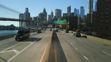 Yoğun otobanın üstündeki alçak uçuş şehir merkezine doğru gidiyor. Çok şeritli yolda giden arabalar, arka planda Aşağı Manhattan gökdelenleri. New York City, ABD.