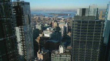 Yüksek binalar diğer şehir gelişiminin çok üstünde. Brooklyn kulesinin tersten görünümü. New York City, ABD.
