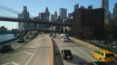 Metropolis 'te çok şeritli otobanda giden arabaların üzerinden uç. Streel Köprüsü ve yüksek binaların büyük inşaatı. New York City, ABD.