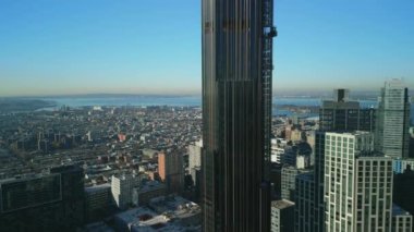 Brooklyn Kulesi 'nin koyu renkli yüzü. Modern çoğunlukla yerleşim yeri olan gökdelenler çevresindeki gelişmelerin üzerinde yükseliyor. New York City, ABD.