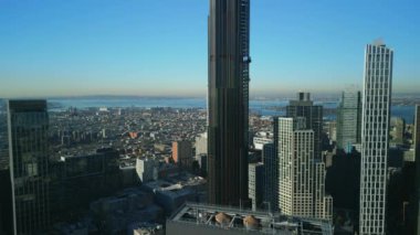 Modern şehir merkezindeki bir grup yüksek katlı ofis ve apartman. Brooklyn 'in ünlü yüksek kulesinin tersten görüntüsü. New York City, ABD.
