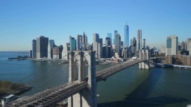 Güneşli bir günde şehir merkezindeki gökdelenlerle muhteşem bir görüntü. Brooklyn Köprüsü ve Aşağı Manhattan. New York City, ABD.