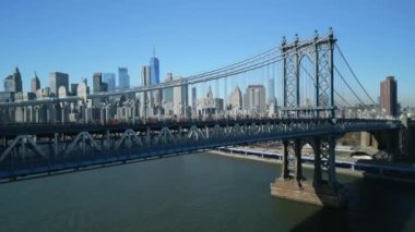 Önemli ulaşım altyapısının inanılmaz manzarası, devasa çelik asma köprüsü ve arka planda ikonik Manhattan gökdelenleri. New York City, ABD.