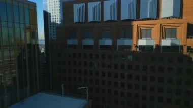 Şehir merkezindeki modern yüksek binaların etrafındaki dar uçurumlar şehir merkezini çevreleyen gökdelenler. New York City, ABD.