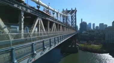 Manhattan Köprüsü 'nden geçen metro treni boyunca ilerleyin. Büyük çelik asma köprü. New York City, ABD.