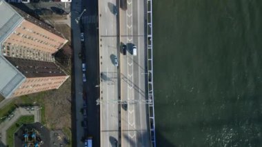 Çok şeritli sahil yolunda trafiğin kuş bakışı görüntüsü. Apartman binaları ve spor alanı yolu dışında. New York City, ABD.