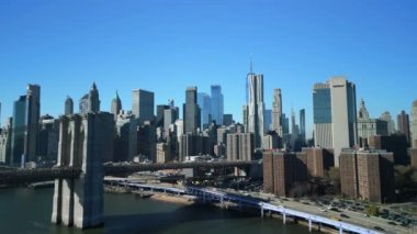 Metropolis, Brooklyn Köprüsü, ulaşım altyapısı ve Manhattan gökdelenlerinin panoramik görüntüsü. New York City, ABD.