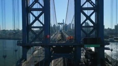 İleri, Manhattan Köprüsü 'nün destek ipleri arasında uçar. East River üzerinde inanılmaz bir ulaşım sistemi var. New York City, ABD.