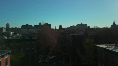Ön taraflar caddenin üstünde, çatı katında uçar. Büyük şehirde binalar ve sonbahar ağaçları. New York City, ABD.