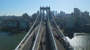 İleri, geniş ve geniş Manhattan Köprüsü 'nün üzerinde uçar. Asma köprü bağlantısı kentsel bölgelerinin tarihi yapısı. New York City, ABD.