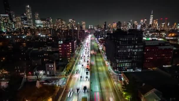 在大都市的夜晚 在繁忙的多车道高速公路上向前飞去 空中风景滑落镜头 New York City Usa — 图库视频影像