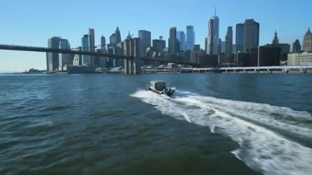Tracking Motorboat Passing River Brooklyn Bridge Lower Manhattan Skyscrapers Panorama — Stock Video
