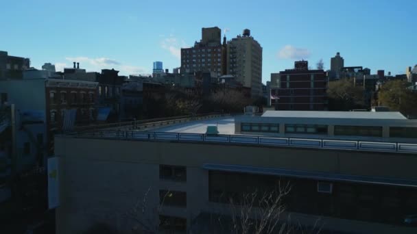 Riprese Aeree Ascendenti Condomini Nel Quartiere Urbano Residenziale Nella Soleggiata — Video Stock