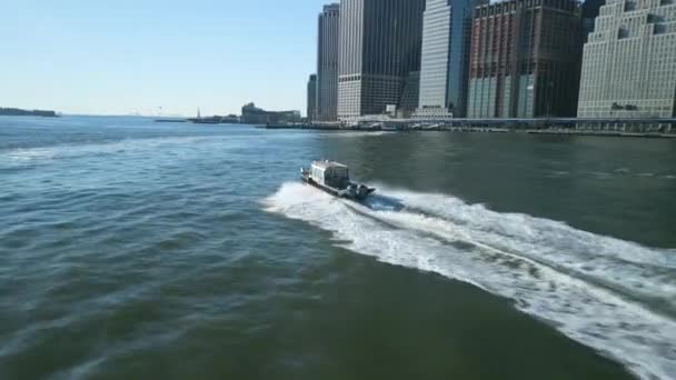 Tracking Motor Boat Moving River Large City High Rise Business — Stock Video