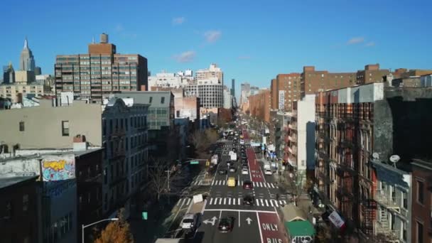 Avante Voar Acima Rua Movimentada Cercada Por Edifícios Apartamentos Vários — Vídeo de Stock