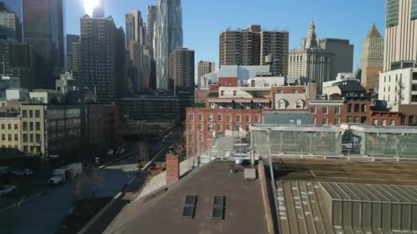 Слайдинг Показує Житлові Будинки Міському Районі Сучасні Хмарочоси Задньому Плані — стокове відео