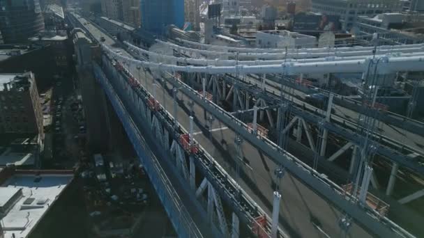 Luchtfoto Van Dragende Kabels Brugconstructie Gemengde Weg Spoorverkeer Manhattan Bridge — Stockvideo